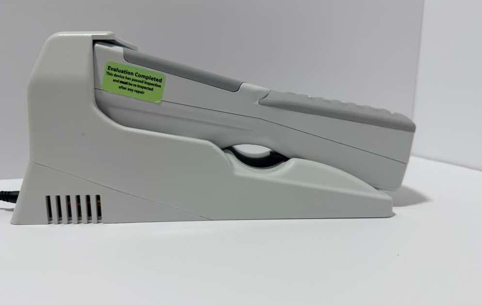 Abbott i-Stat 1 300G Wireless Blood Analyzer, no battiries FOR PARTS - Image 4
