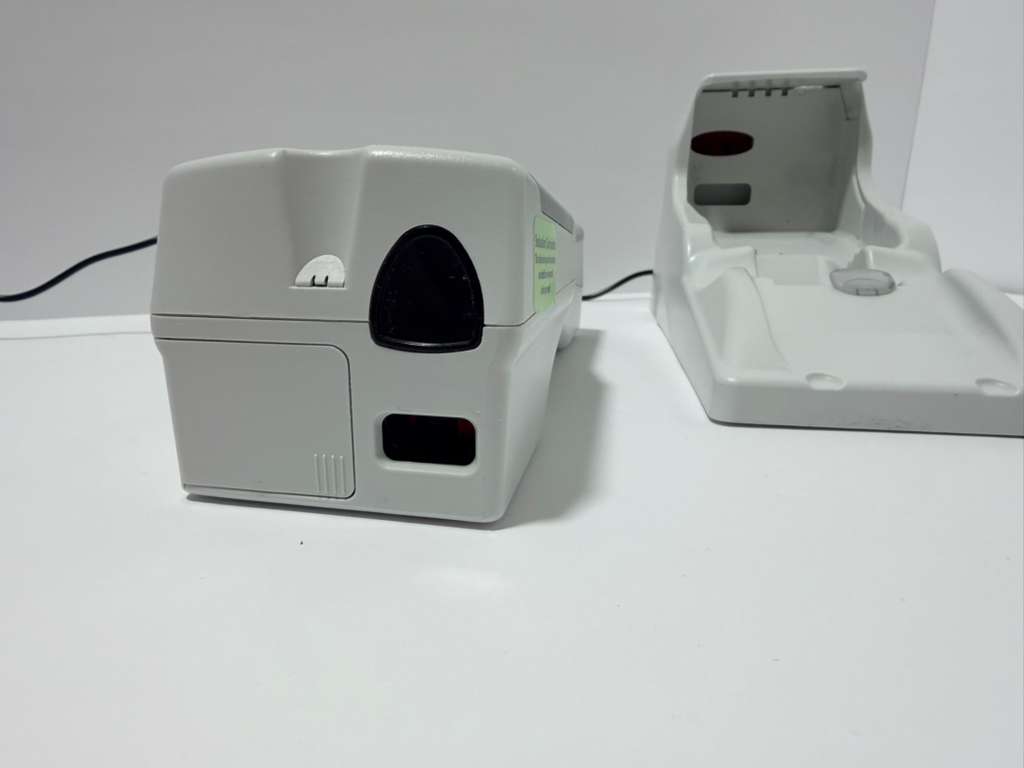 Abbott i-Stat 1 300G Wireless Blood Analyzer, no battiries FOR PARTS - Image 7